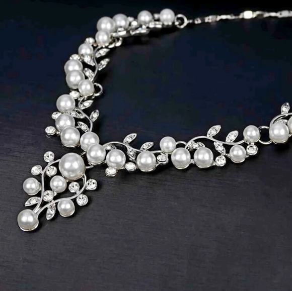 Silver plated crystal pearl necklace earrings set - Picture 8 of 13